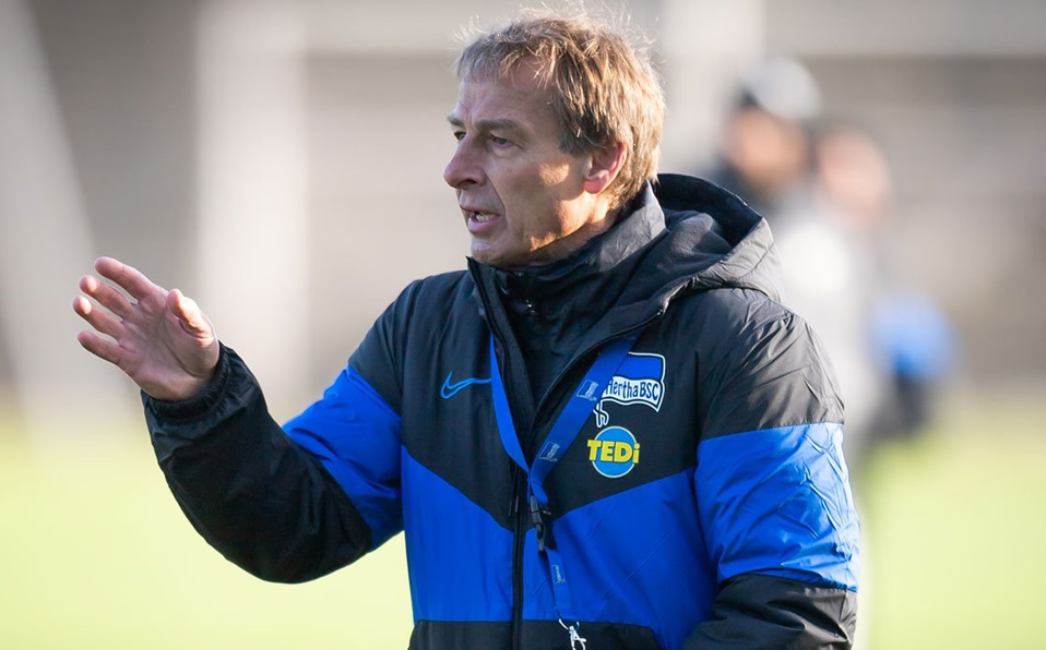 Jürgen Klinsmann, en problemas; le falta presentar su licencia de DT (Twitter @HerthaBSC_ES)
