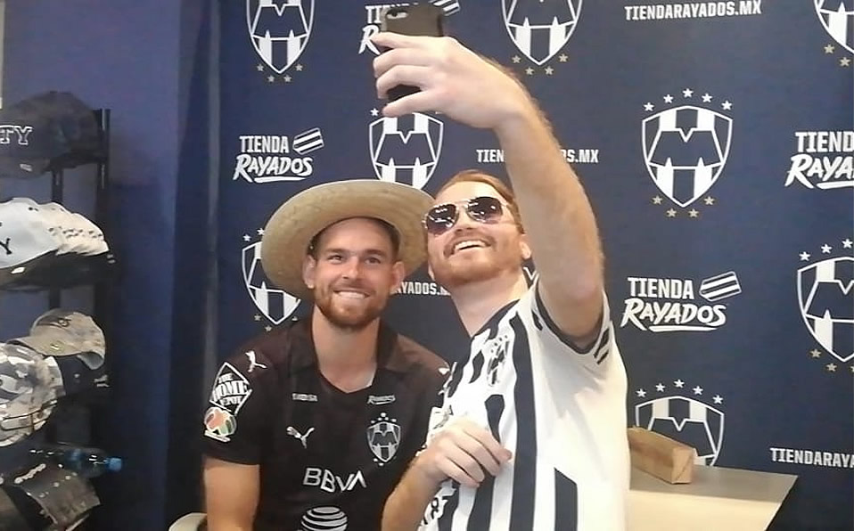 Vincent Janssen posó con sombrero, tal y como en los festejos del título con Rayados. (MT)