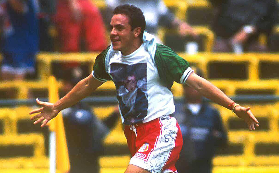 Blanco festejando su gol en la Final de la Confederaciones de 1999, la cual México ganó. (@Mexsport)