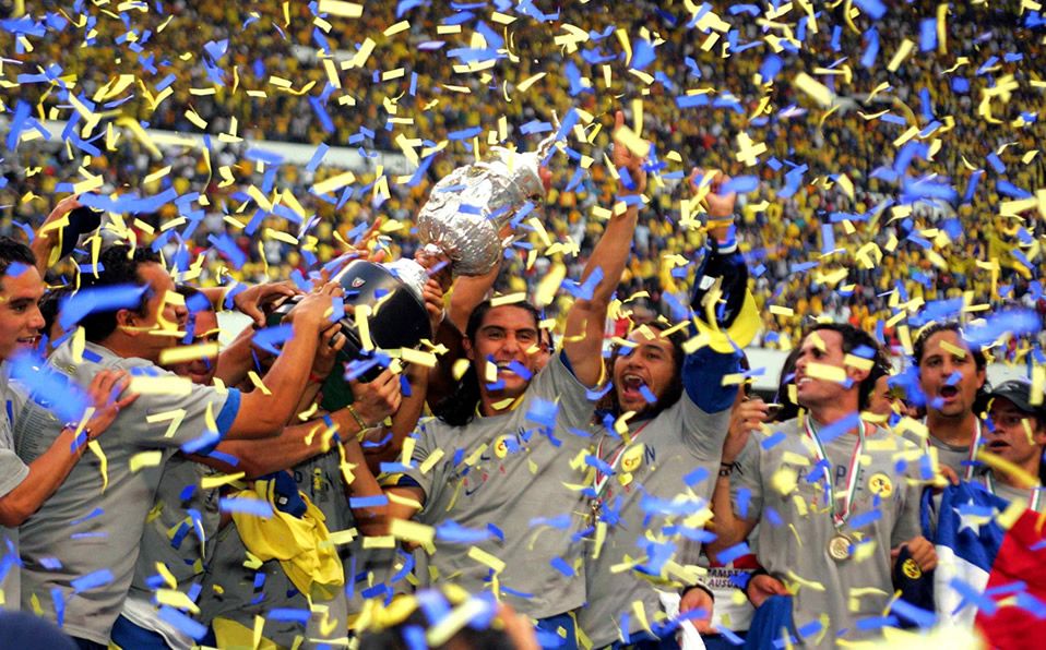 Blanco levantando el título en 2005 con América. (@Mexsport)