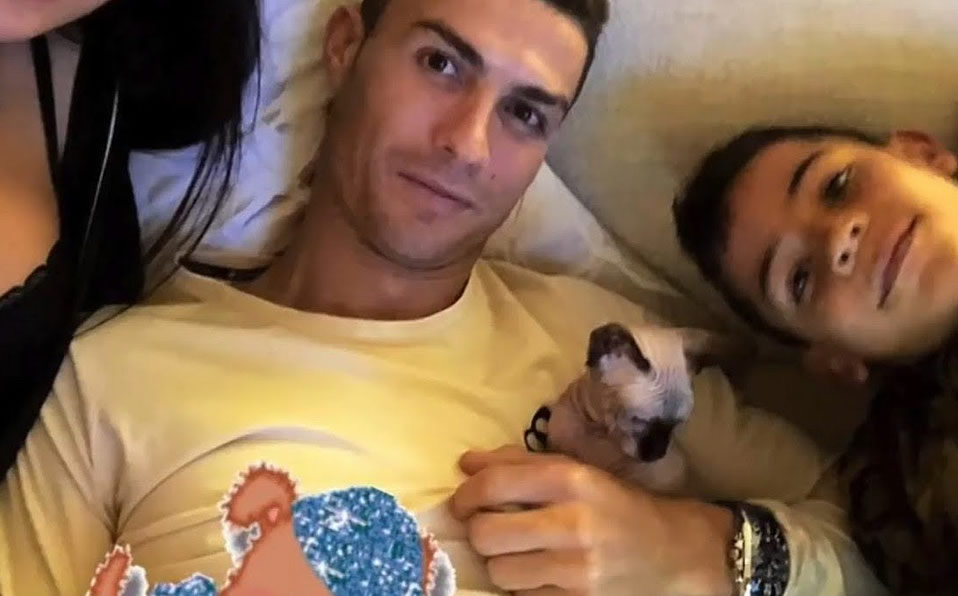 Cristiano y Jr. junto a Pepe el gato.
