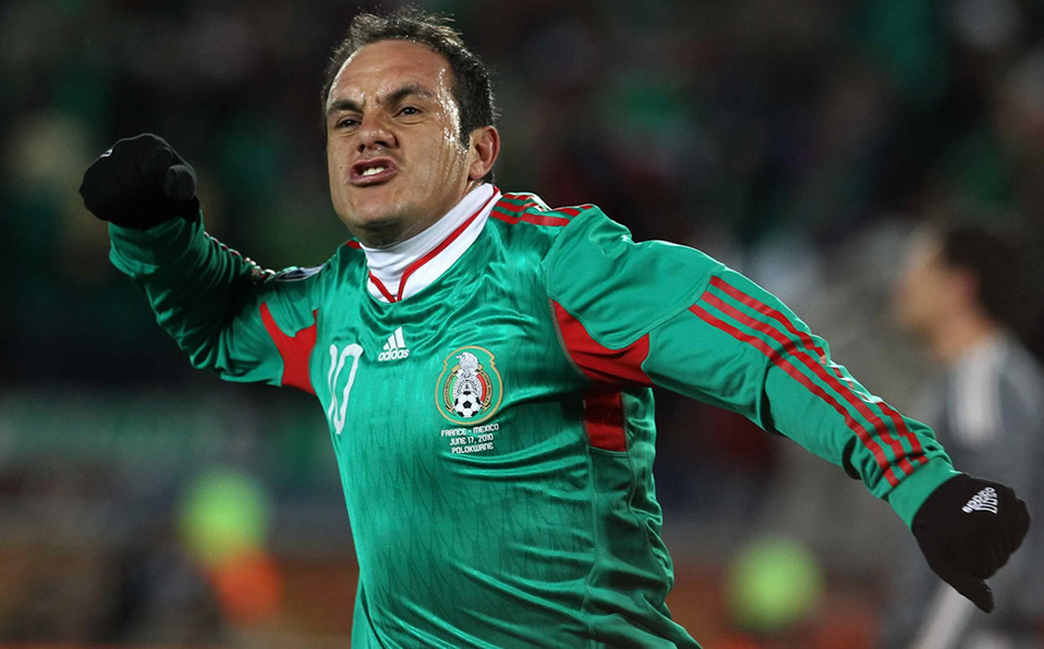 Cuauhtémoc anotando un penal frente a Francia en el Mundial de Sudáfrica 2010. (@Mexsport)