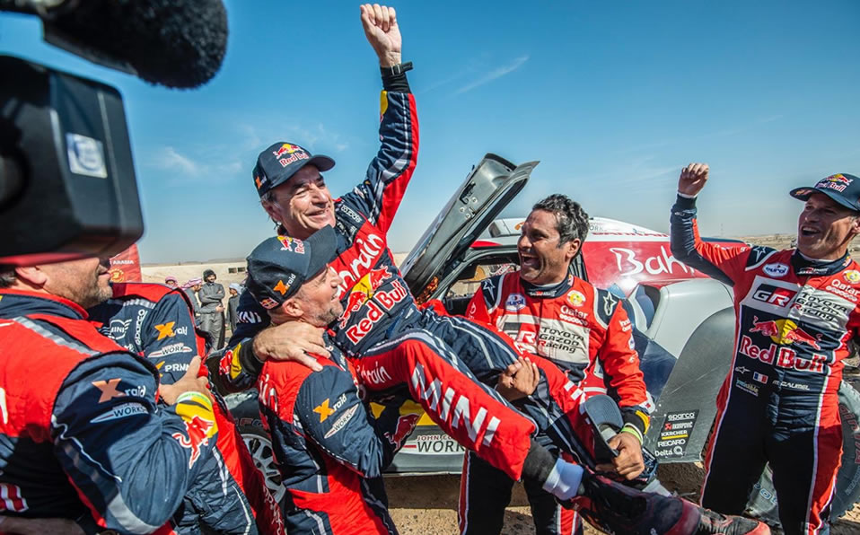 El Tricampeón español festejando con su equipo. (Dakar)