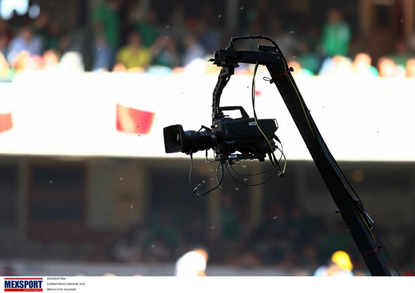 En 2010 unas abejas se hicieron presentes en el Estadio Azteca, previo a un juego entre México vs El Salvador. FOTO: Mexsport.