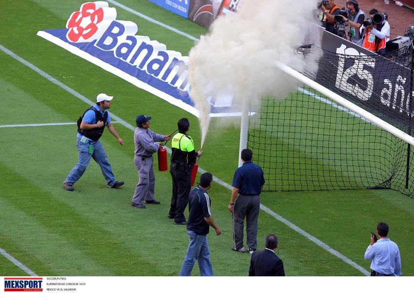 Los elementos de seguridad tuvieron que alejar a las abejas que también se pusieron en una portería. FOTO: Mexsport.