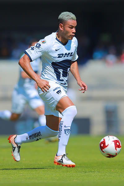 Pablo Barrera, jugador de los Pumas, se pintó el cabello de güero. FOTO: Imago7.