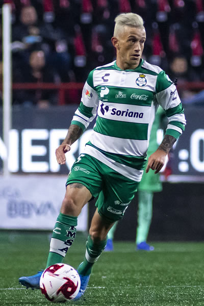 El jugador de Santos Laguna, Brian Lozano decidió lucir de güero en este Clausura 2020. FOTO: IMAGO7.