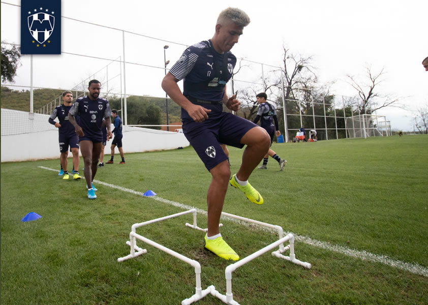 Jesús Gallardo fue otro de los futbolistas que decidió pintarse el cabello en Rayados. FOTO: @Rayados