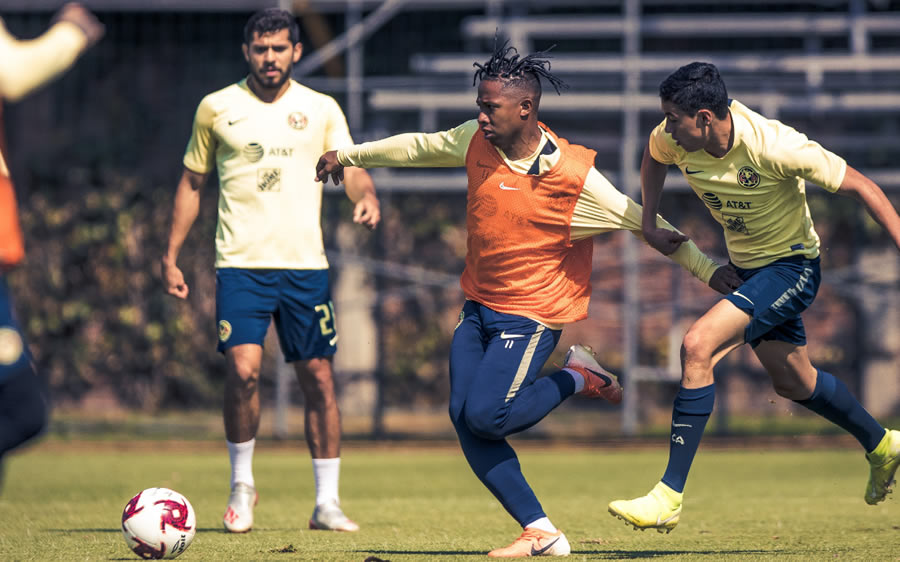 Andrés Ibargüen optó por hacerse unas trenzas previo al debut de las Águilas en el C2020 ante Tigres. FOTO: @ClubAmerica