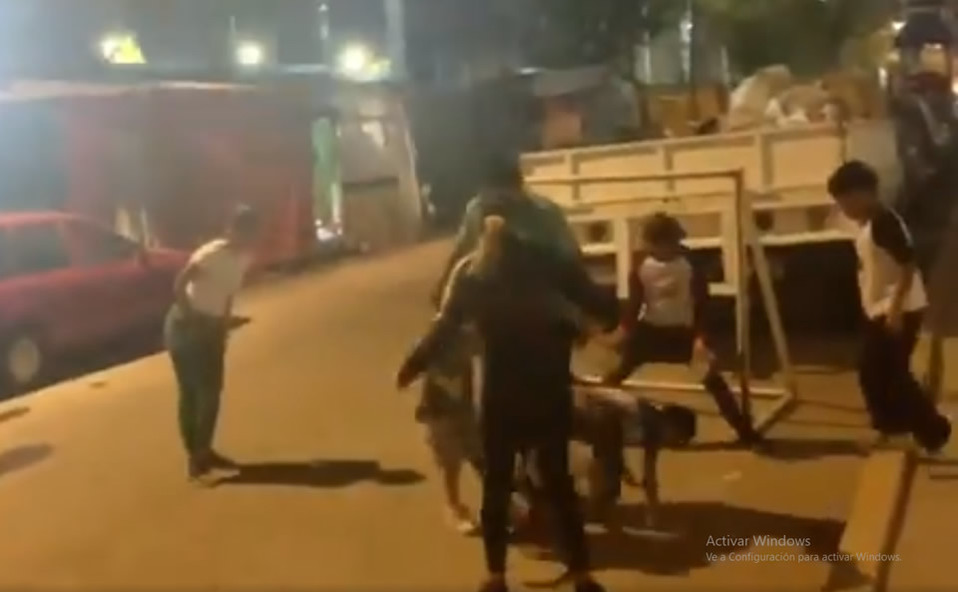 Jugadoras del América se echan una cascarita con niños en la calle
