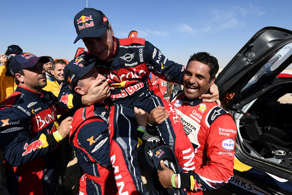 La celebración de Sainz y su equipo tras su título 2020