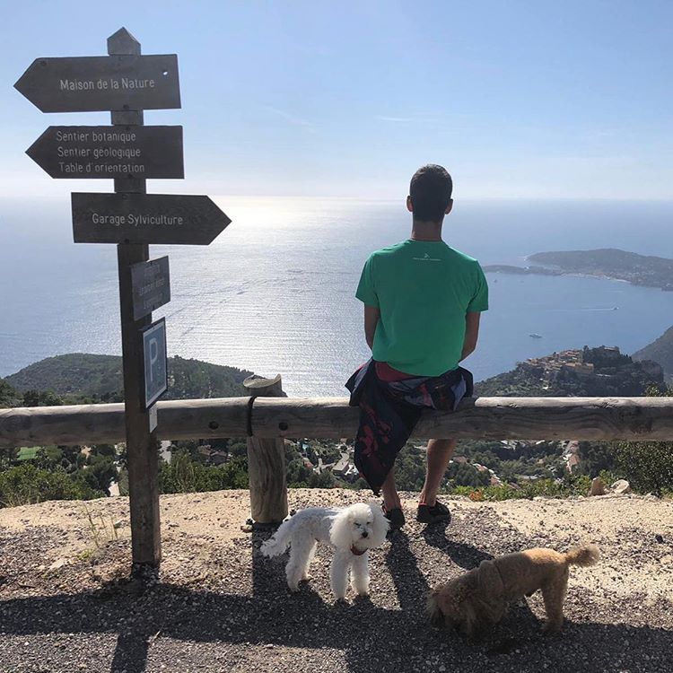 Nole junto a dos de sus amores, Pierre and Tesla