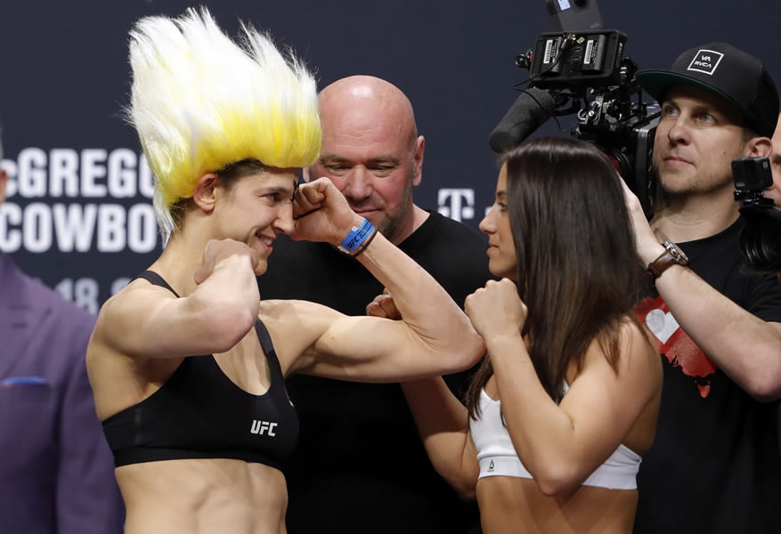 Roxanne Modafferi sorprendió a todos los espectadores que se dieron cita en el T-Mobile de Las Vegas. FOTO: AFP.