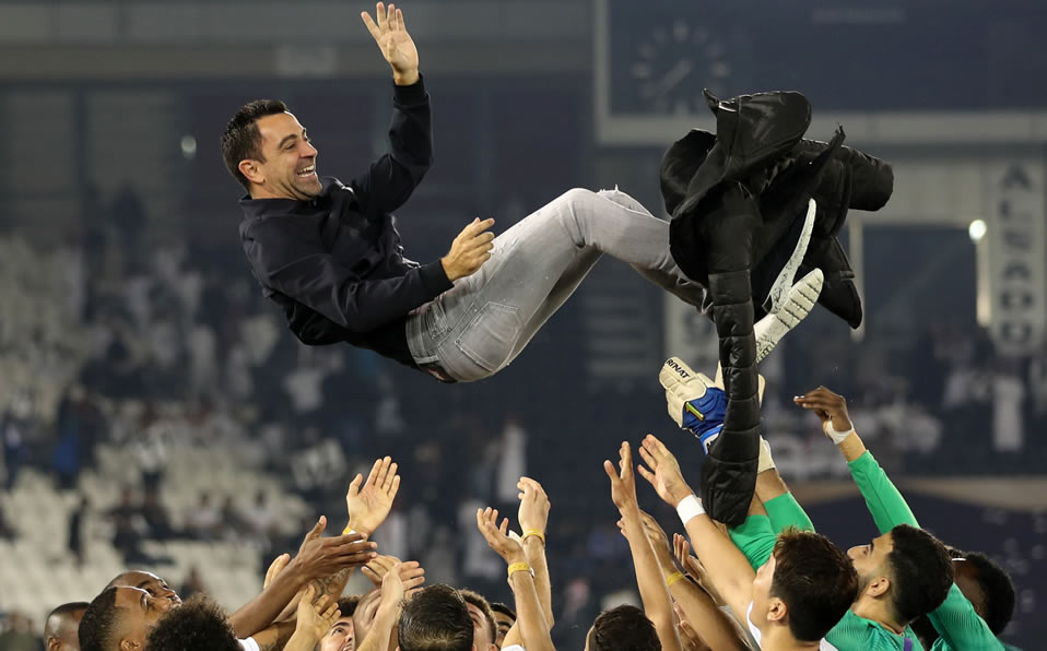 Xavi celebra la Qatar Cup que consiguió con el Al-Sadd. Foto: AFP