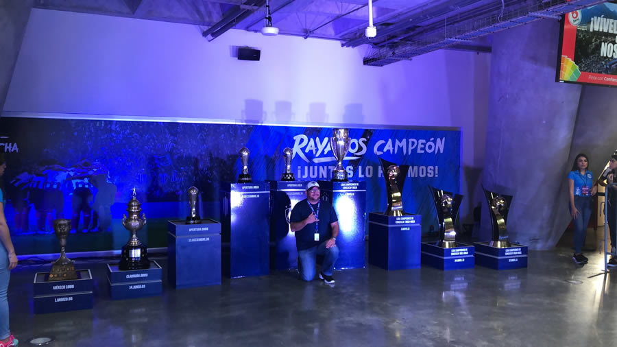 Los aficionados disfrutaron de los trofeos en los pasillos del Estadio BBVA. FOTO: Mediotiempo.