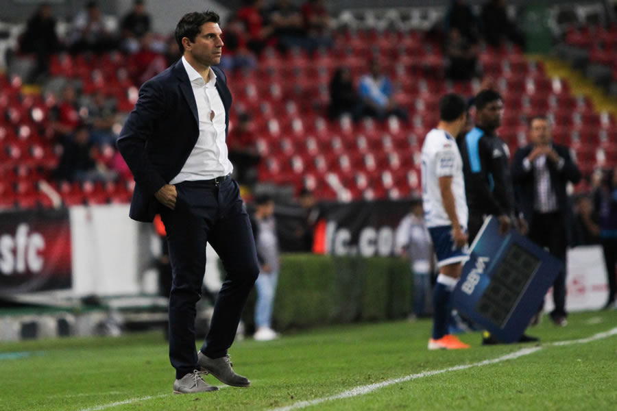 El estratega argentino se mostró impotente ante la derrota ante La Franja. FOTO: Imago7.