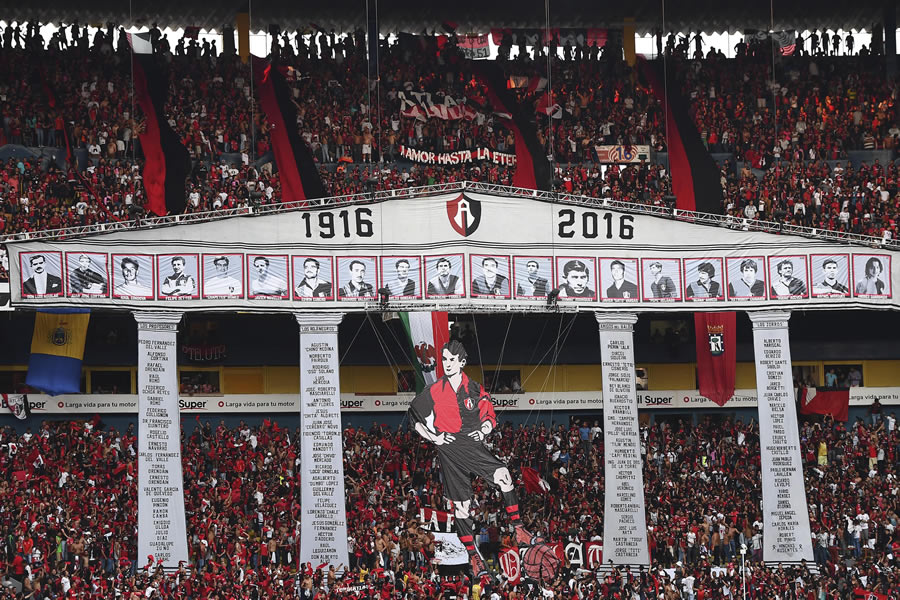 En 2016, Atlas cumplió 100 años de vida y lo festejó con un amistoso ante  Newells, donde la afición presumió un tifo. FOTO: Mexsport.