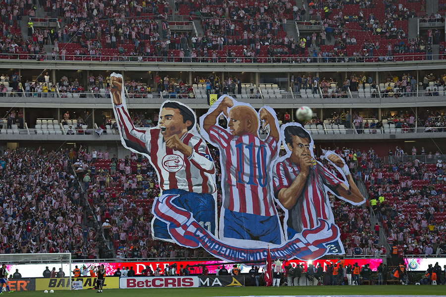 Durante el Clásico Nacional del Clausura 2016, los aficionados rojiblancos rindieron homenaje a sus leyendas: Omar Bravo, Chava Reyes y Bofo Bautista.