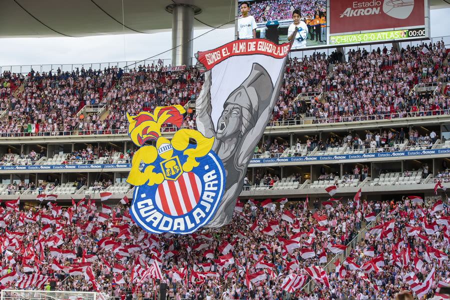 En una edición más del Clásico Tapatío disputado en el Apertura 2019, los aficionados rojiblancos mostraron su apoyo con un tifo a su equipo. FOTO: Me