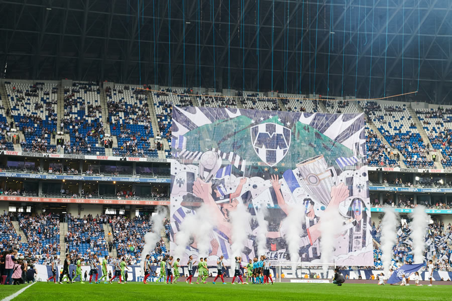 Los regios recibieron con un tifo a Monterrey, por haber sido campeón del Apertura 2019. FOTO: Imago7.