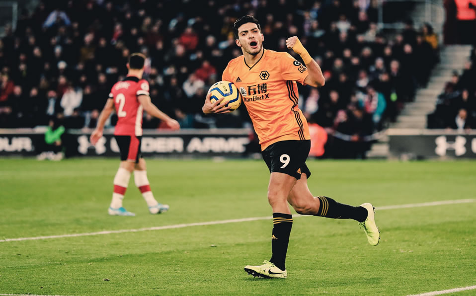 Raúl Jiménez hace doblete en el duelo entre Southampton y Wolves (Twitter @Wolves)