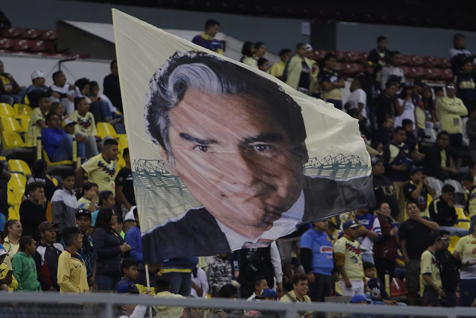 Recordando los 80, en el Estadio ondeó bandera con rostro de Emilio Azcárraga Milmo