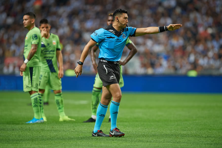El silbante Edgar Ulises Rangel estuvo en el ojo del huracán por sus decisiones en el partido. FOTO: Mexsport.