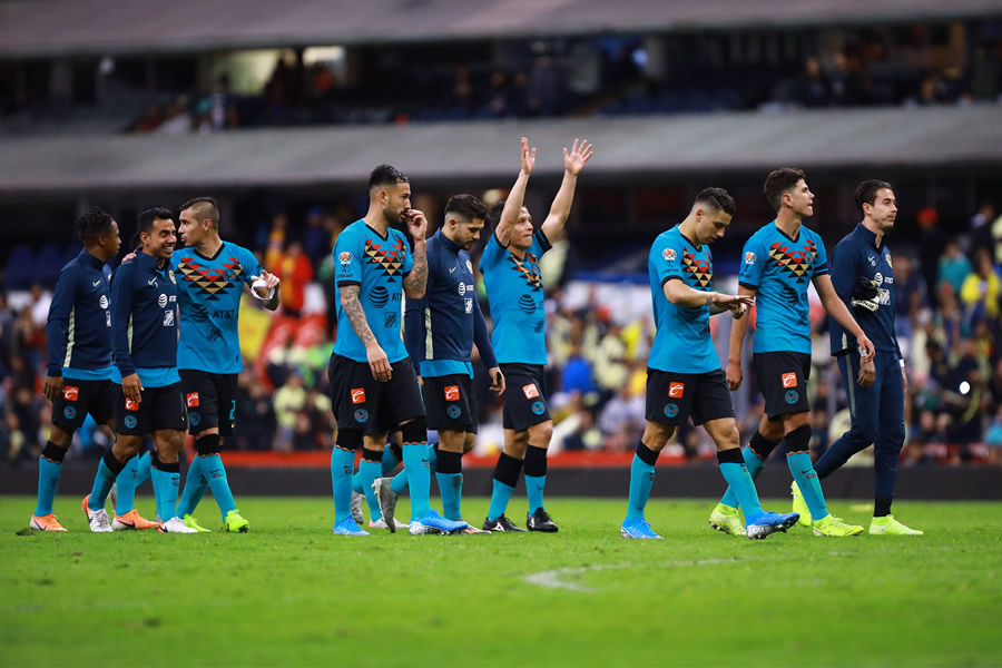 Y tras el pitido final, todos a celebrar con la afición. (Foto: Imago7)