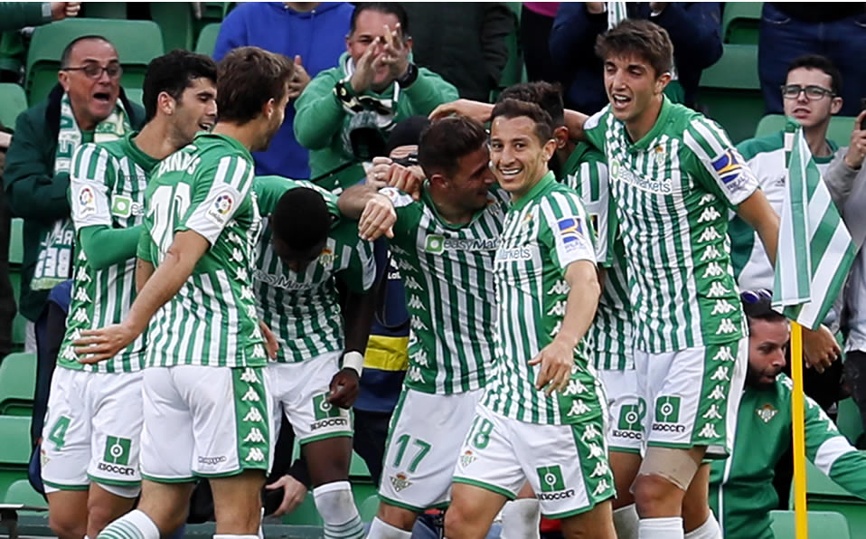 El Betis se dio un festín en el Benito Villamarín (EFE)