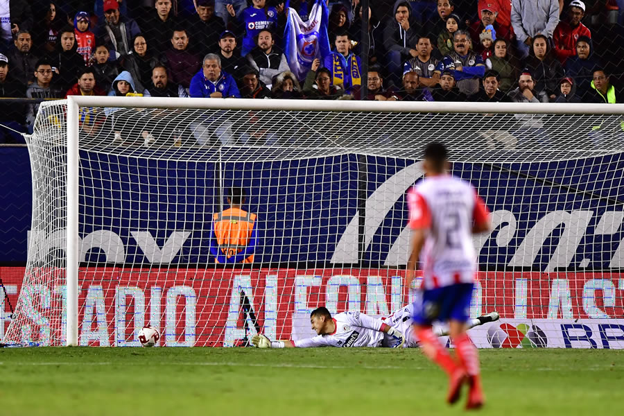 José de Jesús Corona no pudo evitar la derrota del Cruz Azul ante San Luis. FOTO: Mexsport.