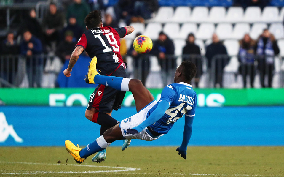 El italiano Mario Balotelli, expulsado por una brutal patada (EFE)