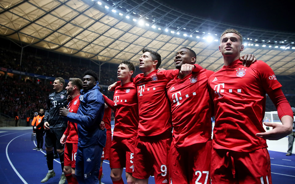 Los jugadores de Bayern celebraron con la tribuna. (Foto: AFP)