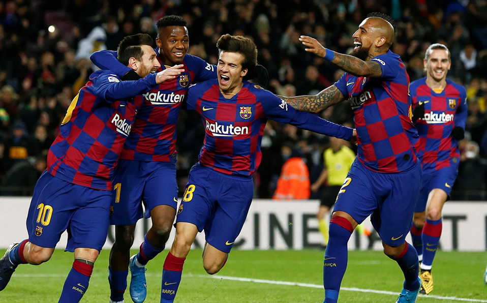 Lionel Messi hace gol tras un tacón de fantasía de Arturo Vidal (AFP)