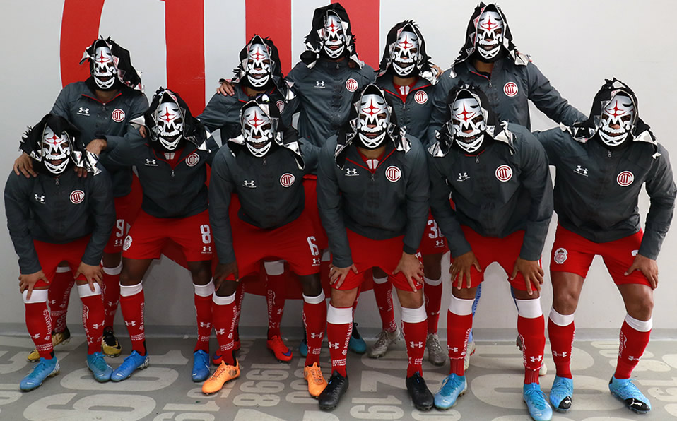 Así posaron Talavera, William da Silva, Gigliotti y todos los del Toluca recordando a La Parka. (@TolucaFC)