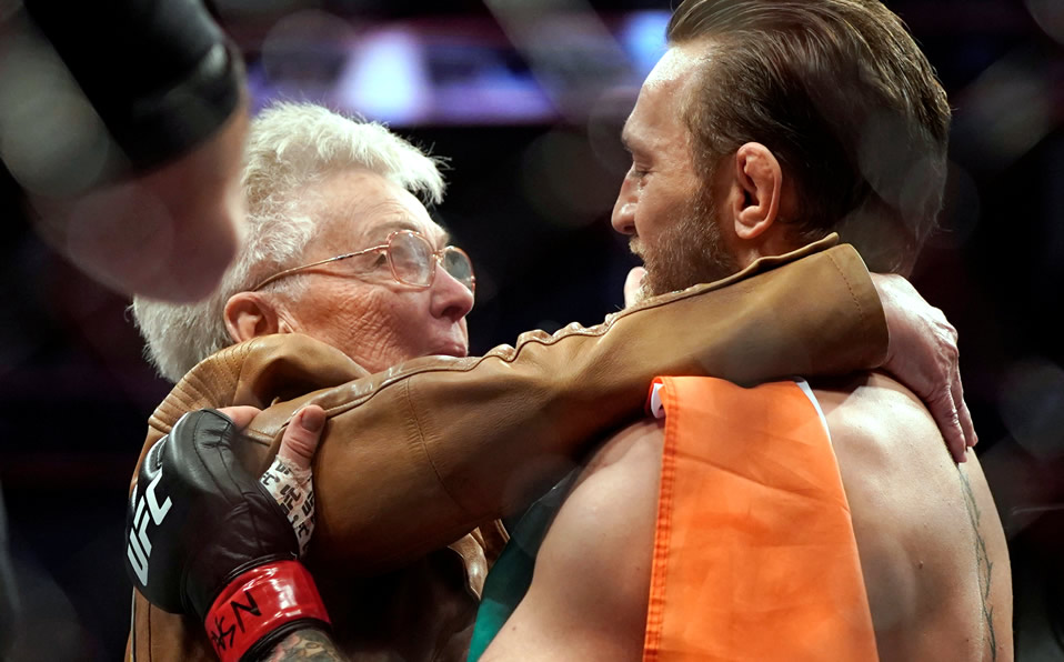 La señora Jerry Cerrone felicitó a Conor McGregor por el triunfo sobre su nieto. (Reuters)