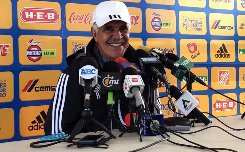 Tuca Ferretti en conferencia de prensa en Zuazua. (MT)