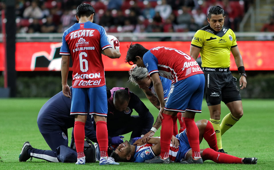 Alexis Vega fue atendido por la lesión en el hombro en el juego ante Dorados. (Imago7)