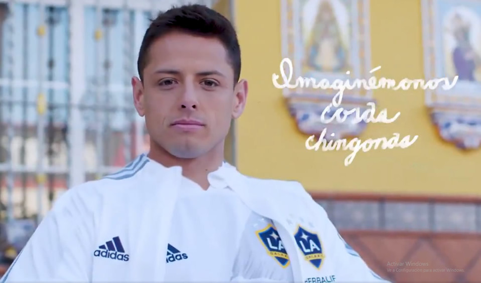 Eugenio Derbez presenta a Chicharito Hernández con el Galaxy