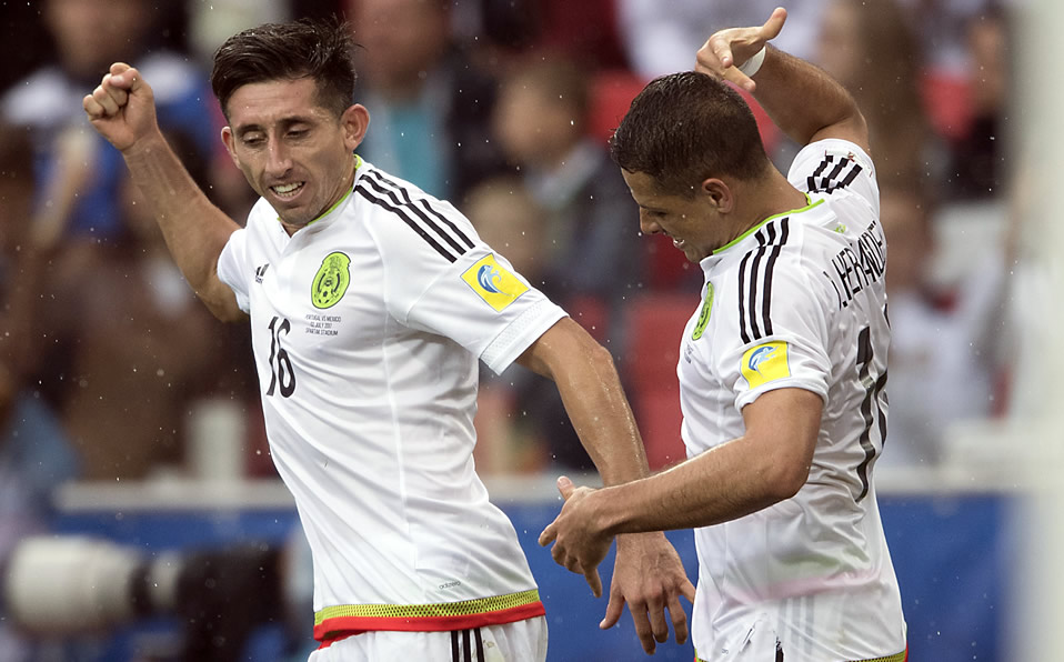 Héctor Herrera y Chicharito durante la Copa Confederaciones 2017 con México. (Imago7)