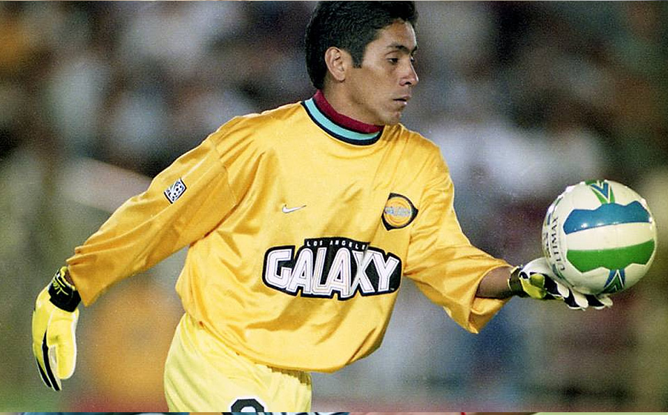Jorge Campos: cruzó del otro lado en 1997, donde se ganó el apoyo de los aficionados, pese a su poca estancia