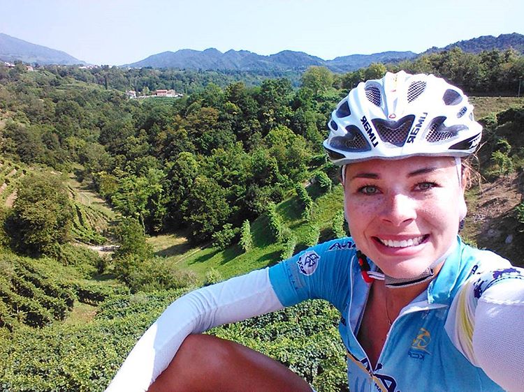 Practica ciclismo de pista y carretera.