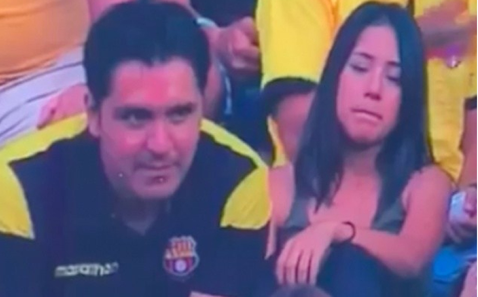 Aficionado captado por la Kiss Cam con otra mujer se defiende en redes (Captura)