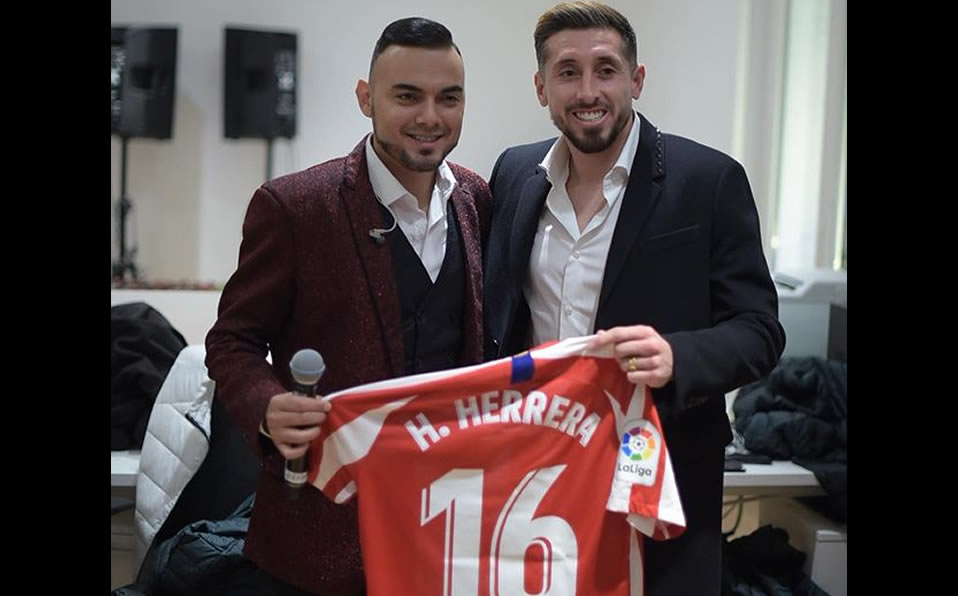 Héctor Herrera obsequia su camiseta a los miembros de La Banda El Recodo. Foto:  IG @elrecodooficial