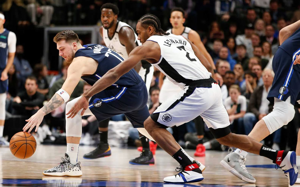 Luka Doncic y Kawhi Leonard disputando el balón en el Mavs-Clippers de la NBA. (Reuters)