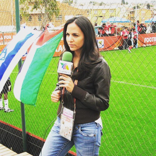 Aline Arnot llegó a TV Azteca a mediados del 2002 y comenzó como reportera de deportes en varios noticieros.
