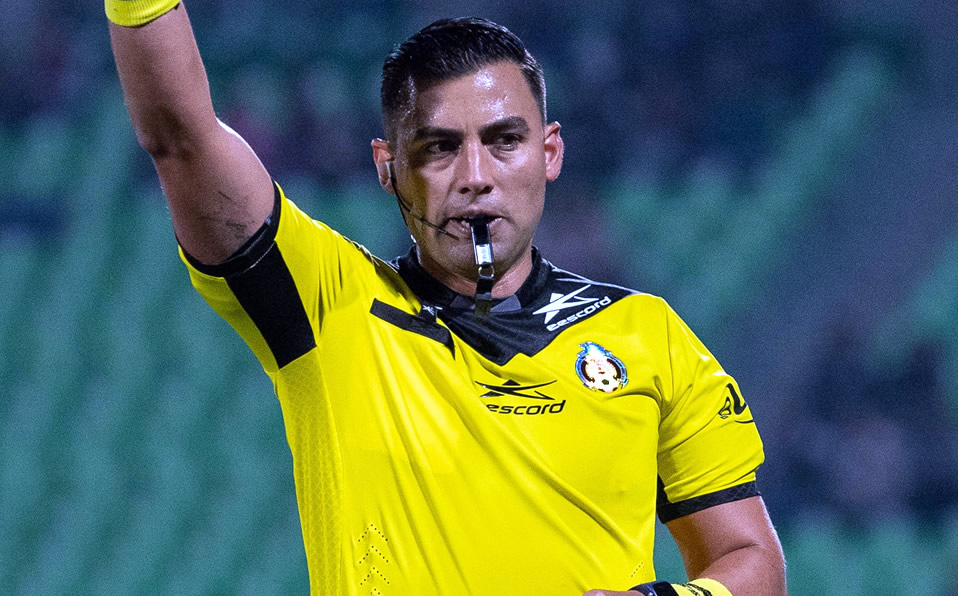 Brian Omar González es el árbitro que expulsó equivocadamente a Jesús Rivas. (Mexsport)