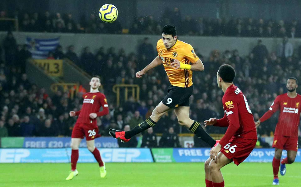 El cabezazo de Raúl Jiménez al Liverpool que acabó con la racha de imbatibilidad. (Reuters)