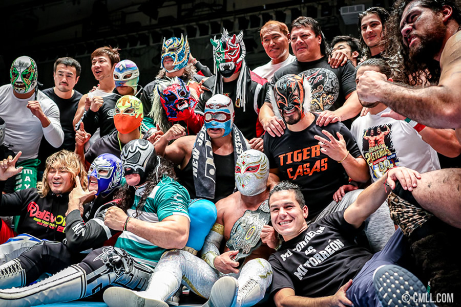 Los luchadores mexicanos y japoneses agradecieron el apoyo del público. (Foto: CMLL)