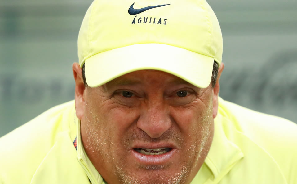 Miguel Herrera habló del futuro de Roger Martínez. Foto: Imago7