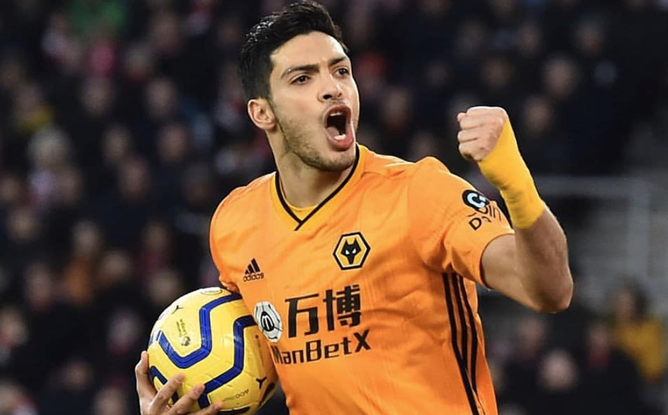 Raúl Jiménez marca un golazo de cabeza ante el Liverpool (Twitter @Raul_Jimenez9)